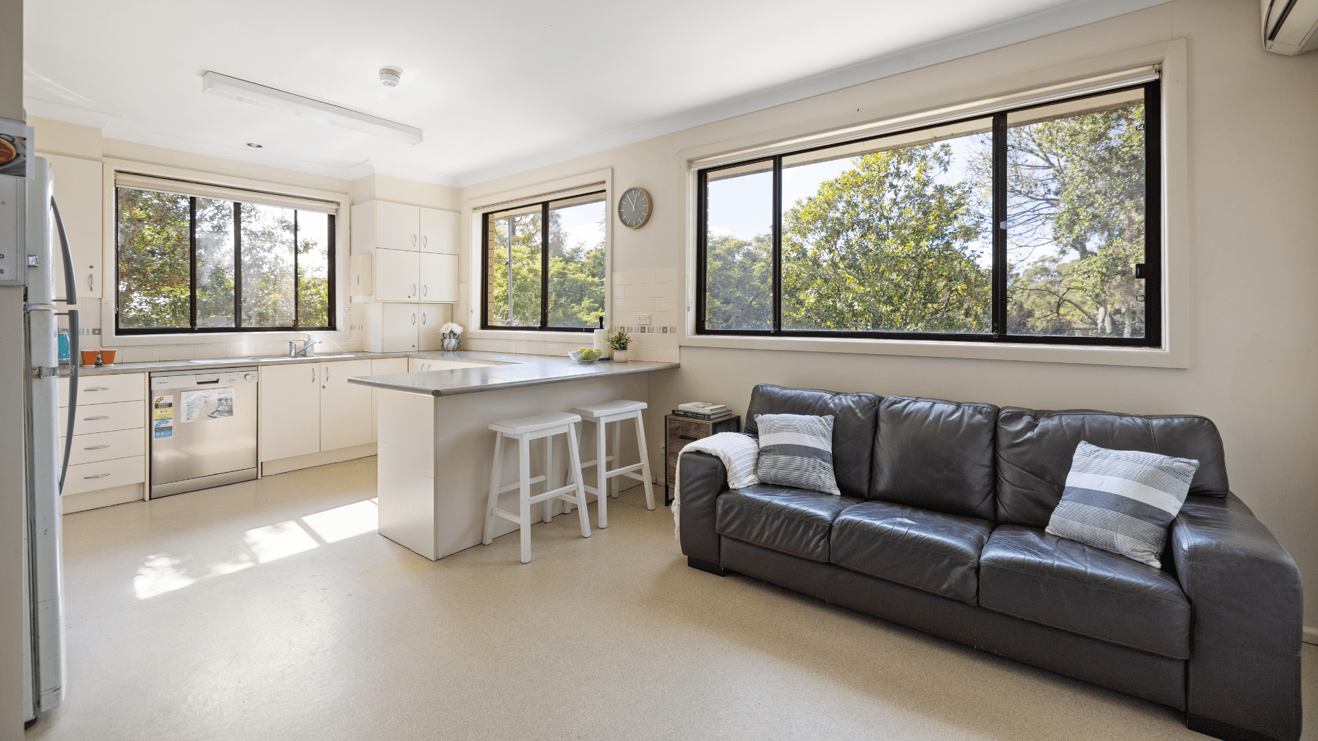 Normanhurst 3 (16089)_KitchenLiving